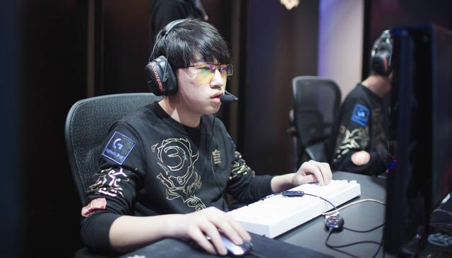 与其严格的 与其严格的